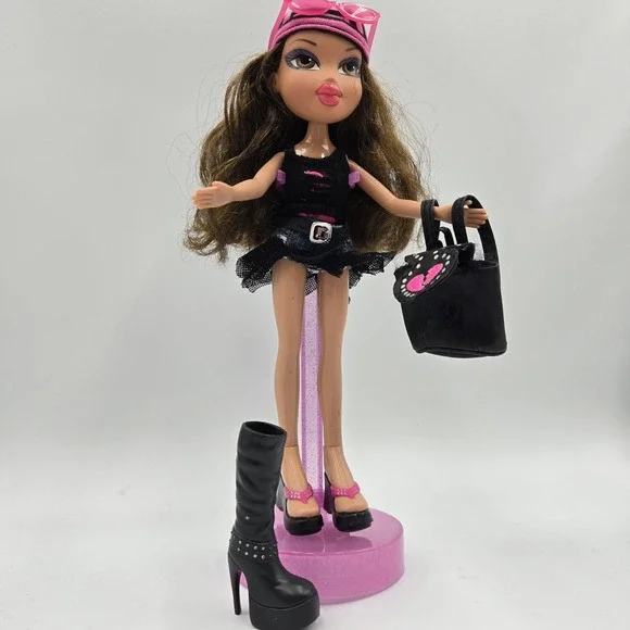 VTG 2005 Bratz Treasures Collection Yasmin Pirate Doll Outfit Shoes Bag Glasses+ - Picture 2 of 9
